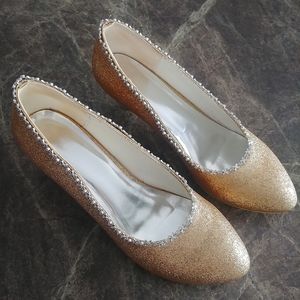 Prom bal shoes gold sparkles size 9.